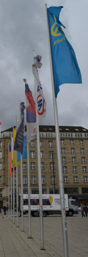 Kongrassfahnen, Fahne, Fahnen, Flagg, Fahnenstange, Fahnenmast, Fahnenschlaufen, Stander, Teleskopausleger, Teleskopfahne, Alumast, Alugestänge, Fahnenhalterung, Fahnensockel, Hissvorrichtung, Hissfahne, Fahnenmast eloxiert, Fahne Österreich, Fahnen Inter