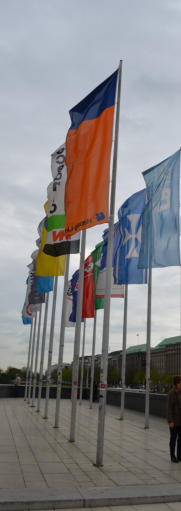 Fahnenplatz, Fahne, Fahnen, Flagg, Fahnenstange, Fahnenmast, Fahnenschlaufen, Stander, Teleskopausleger, Teleskopfahne, Alumast, Alugestänge, Fahnenhalterung, Fahnensockel, Hissvorrichtung, Hissfahne, Fahnenmast eloxiert, Fahne Österreich, Fahnen Internat