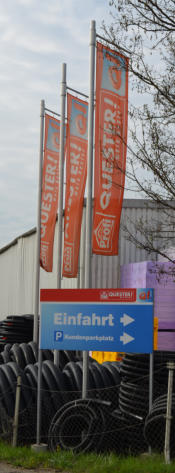 Quester, Fahnen Quester, Fahne, Fahnen, Flagg, Fahnenstange, Fahnenmast, Fahnenschlaufen, Stander, Teleskopausleger, Teleskopfahne, Alumast, Alugestänge, Fahnenhalterung, Fahnensockel, Hissvorrichtung, Hissfahne, Fahnenmast eloxiert, Fahne Österreich, Fah