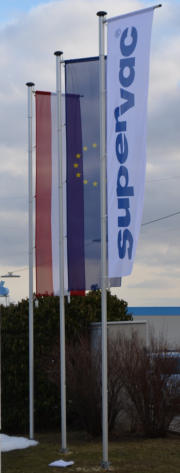 Supervac, Fahne, Fahnen, Flagg, Fahnenstange, Fahnenmast, Fahnenschlaufen, Stander, Teleskopausleger, Teleskopfahne, Alumast, Alugestänge, Fahnenhalterung, Fahnensockel, Hissvorrichtung, Hissfahne, Fahnenmast eloxiert, Fahne Österreich, Fahnen Internation