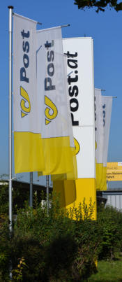 Post Fahnen, Fahne, Fahnen, Flagg, Fahnenstange, Fahnenmast, Fahnenschlaufen, Stander, Teleskopausleger, Teleskopfahne, Alumast, Alugestänge, Fahnenhalterung, Fahnensockel, Hissvorrichtung, Hissfahne, Fahnenmast eloxiert, Fahne Österreich, Fahnen Internat