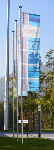 Holding Graz, Fahne, Fahnen, Flagg, Fahnenstange, Fahnenmast, Fahnenschlaufen, Stander, Teleskopausleger, Teleskopfahne, Alumast, Alugestänge, Fahnenhalterung, Fahnensockel, Hissvorrichtung, Hissfahne, Fahnenmast eloxiert, Fahne Österreich, Fahnen Interna